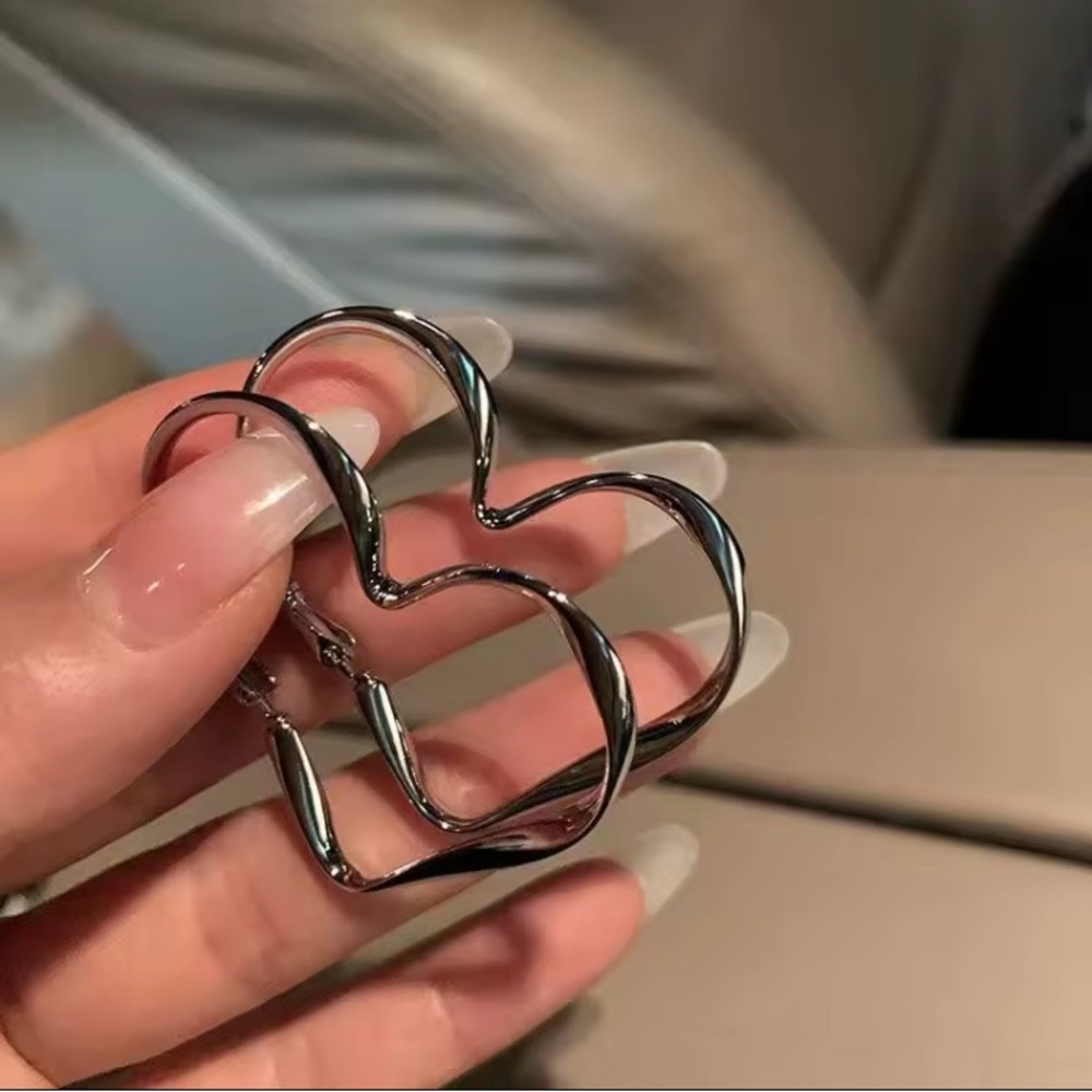 Heart Silver-tone Metal Hoops Earrings (NWOT)